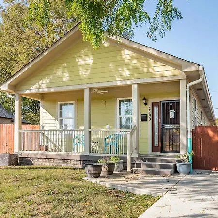 Charming Home With Fire Pit Near Downtown